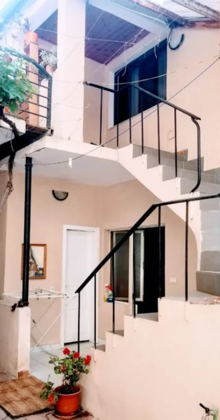 Shqiperi, jepet me qera Banese, 25000 lek/muaj (Rruga Vllazen Huta)