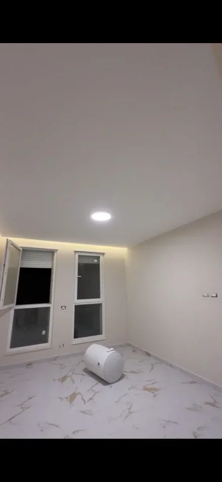 Tirane, jepet me qera zyre Kati 1, 83 m² 650 € (UNIVERS CITY)