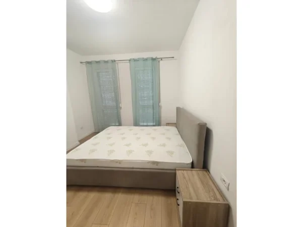 Tirane, jepet me qera apartament 1+1+Ballkon Kati 2, 58 m² 430 € (Univers city)