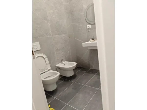 Tirane, jepet me qera apartament 1+1+Ballkon Kati 2, 58 m² 430 € (Univers city)