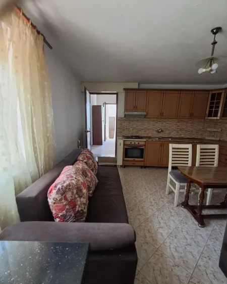 Tirane, jepet me qera apartament 1+1 Kati 1, 70 m² 300 € (Shkozë)