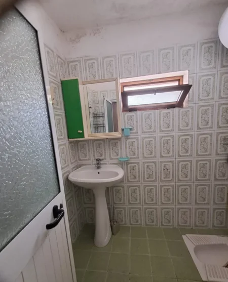 Tirane, jepet me qera apartament 1+1 Kati 1, 70 m² 300 € (Shkozë)