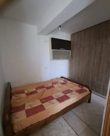 Tirane, jepet me qera apartament 1+1 Kati 1, 70 m² 300 € (Shkozë)