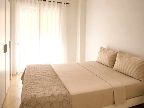Tirane, jepet me qera apartament 2+1+Ballkon , 104 m² 650 € 