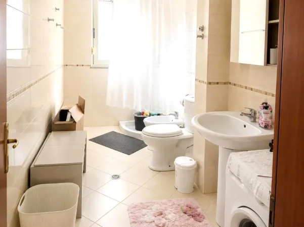 Tirane, jepet me qera apartament 2+1+Ballkon , 104 m² 650 € 