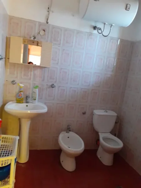 Tirane, jepet me qera apartament 3+1 Kati 2, 120 m² 500 € (Rruga Bardhyl)
