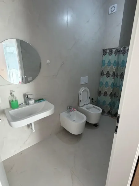 Tirane, jepet me qera apartament 2+1+Ballkon Kati 7, 92 m² 500 € (Ali Demi, Kompleksi Kadiu)