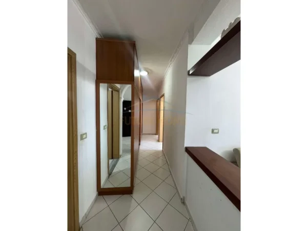 Tirane, jepet me qera apartament 2+1+Ballkon Kati 8, 113 m² 450 € (astir)