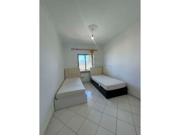 Tirane, jepet me qera apartament 2+1+Ballkon Kati 8, 113 m² 450 € (astir)