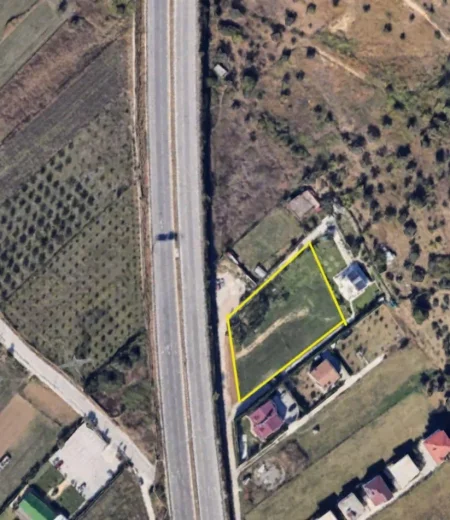 SHITET: 🟤 Tokë Arë (📍Mullet - TEG ) Sip. 2810 m² ( Tokë e Kuqe me Intesitet 0.3) Buzë Autostradës 🟢 280.000€