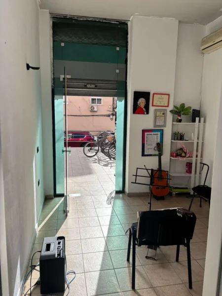 Tirane, jepet me qera ambjent biznesi Kati 1, 16 m² 250 € (Sheshi Willson)