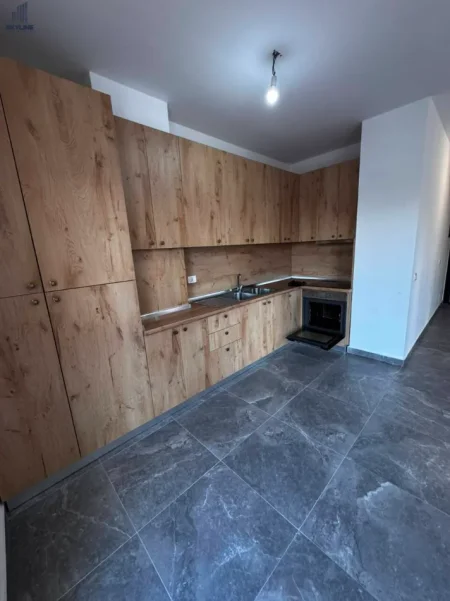 Tirane, jepet me qera apartament 2+1 Kati 1, 415 € (QTU)