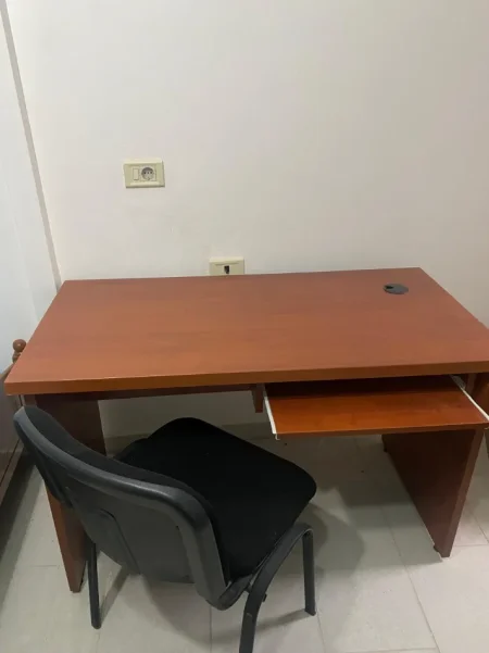 Tirane, shes Okazion! Tavoline kompjuteri dhe karrige = 4500 leke 45 €