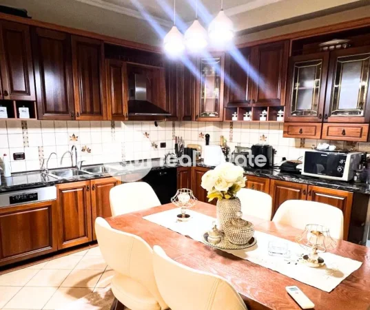 Shkoder, jepet me qera apartament 3+1 Kati 3, 207 m² 1.200 € (QENDER)