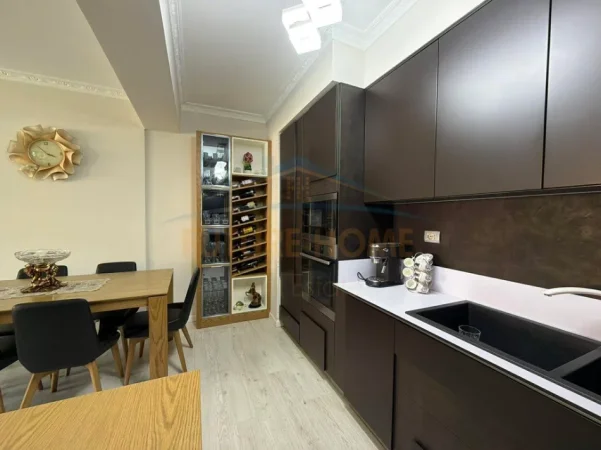 Tirane, shitet apartament 2+1 Kati 12, 127 m² 180.000 € (CASA ITALIA)