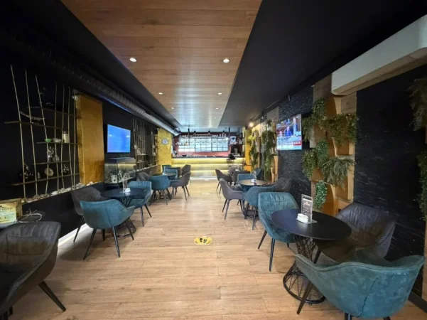 Tirane, jepet me qera bar-kafe Kati 0, 100 m² 1.000 € (Pallati me Shigjeta)
