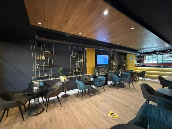 Tirane, jepet me qera bar-kafe Kati 0, 100 m² 1.000 € (Pallati me Shigjeta)