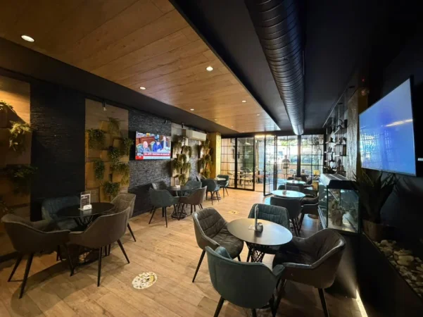 Tirane, jepet me qera bar-kafe Kati 0, 100 m² 1.000 € (Pallati me Shigjeta)