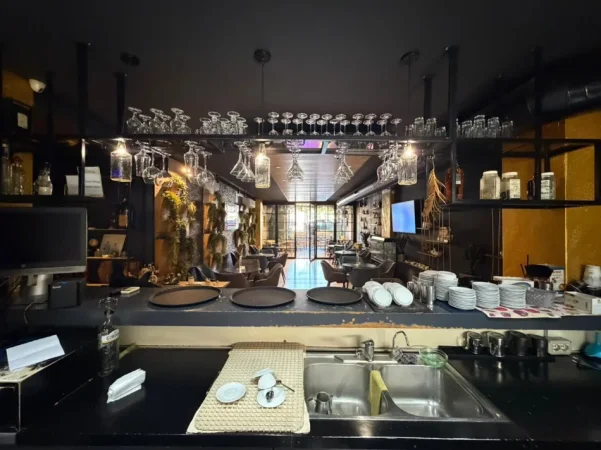 Tirane, jepet me qera bar-kafe Kati 0, 100 m² 1.000 € (Pallati me Shigjeta)