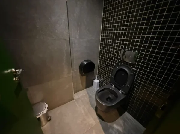Tirane, jepet me qera bar-kafe Kati 0, 100 m² 1.000 € (Pallati me Shigjeta)