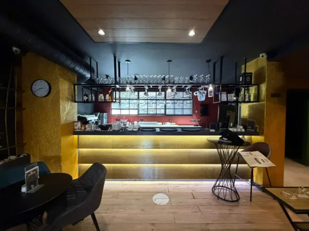 Tirane, jepet me qera bar-kafe Kati 0, 100 m² 1.000 € (Pallati me Shigjeta)