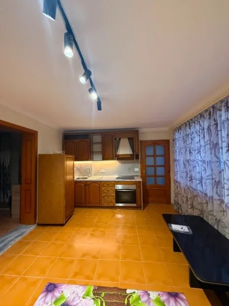 Tirane, jepet me qera apartament 1+1+Ballkon Kati 1, 50 m² 425 € (Farke)