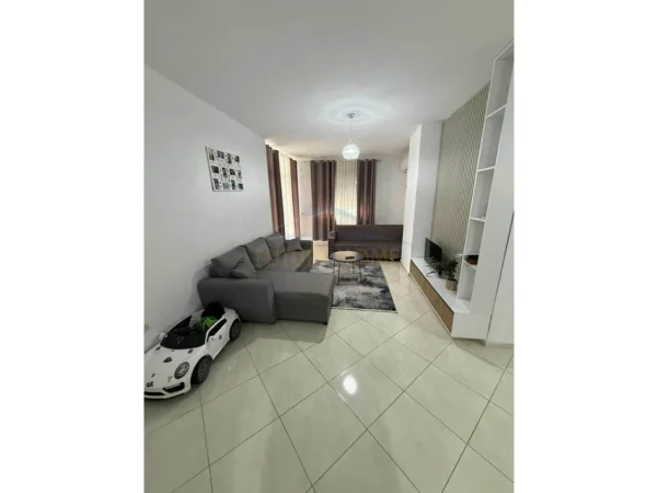 Tirane, jepet me qera apartament 2+1+Ballkon Kati 4, 100 m² 500 € (astir)