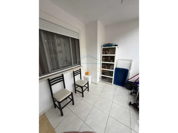 Tirane, jepet me qera apartament 2+1+Ballkon Kati 4, 100 m² 500 € (astir)
