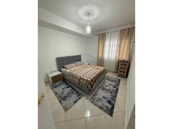 Tirane, jepet me qera apartament 2+1+Ballkon Kati 4, 100 m² 500 € (astir)