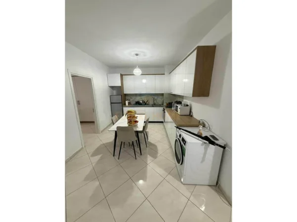 Tirane, jepet me qera apartament 2+1+Ballkon Kati 4, 100 m² 500 € (astir)