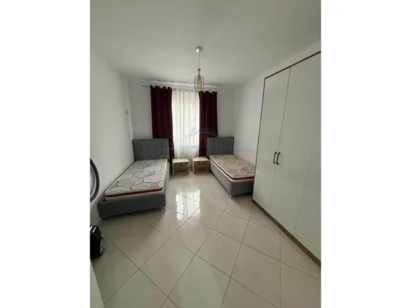 Tirane, jepet me qera apartament 2+1+Ballkon Kati 4, 100 m² 500 € (astir)
