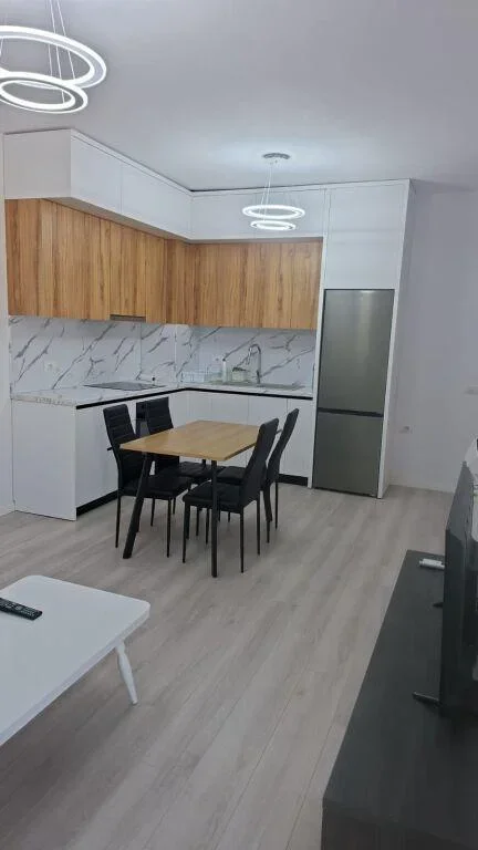 Tirane, jepet me qera apartament 2+1 Kati 7, 100 m² 450 € (Univers City)