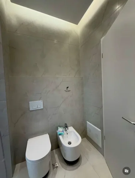 Tirane, jepet me qera apartament 1+1 Kati 4, 60 m² 440 € (ALI DEMI)
