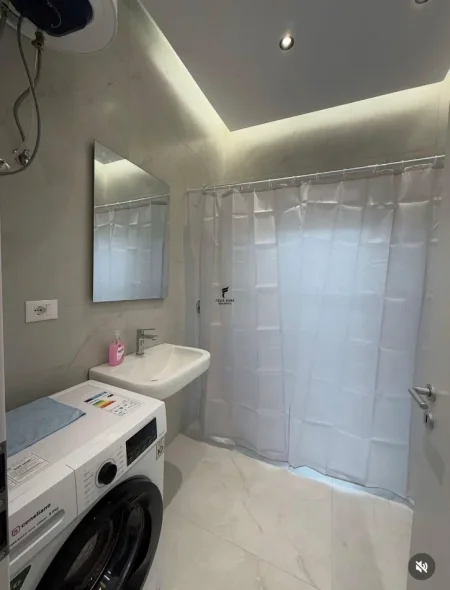 Tirane, jepet me qera apartament 1+1 Kati 4, 60 m² 440 € (ALI DEMI)