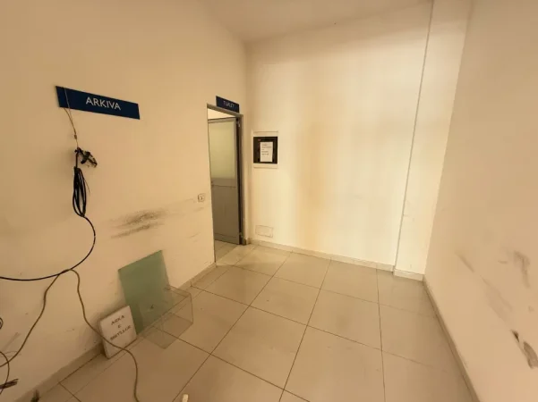 Tirane, jepet me qera dyqan Kati 0, 200 m² 3.600 € (komuna e parisit)