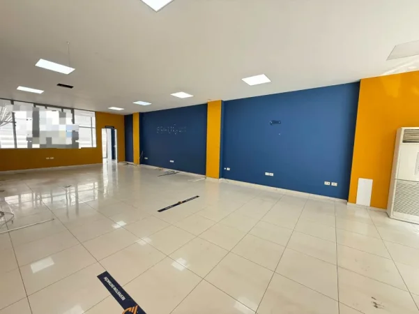 Tirane, jepet me qera dyqan Kati 0, 200 m² 3.600 € (komuna e parisit)