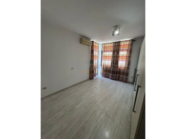 Tirane, jepet me qera apartament 2+1+Ballkon Kati 9, 128 m² 800 € (Bulevardi zogu I)