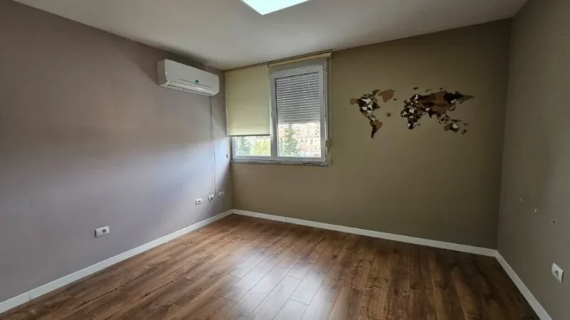 Tirane, jepet me qera ambjent biznesi , 95 m² 1.000 € (Ish Ekspozita)