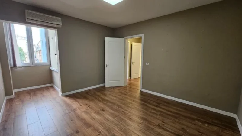 Tirane, jepet me qera ambjent biznesi , 95 m² 1.000 € (Ish Ekspozita)