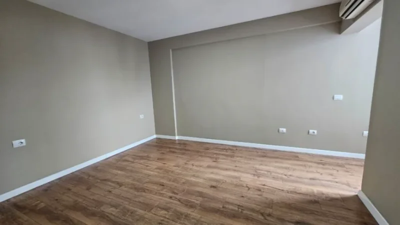 Tirane, jepet me qera ambjent biznesi , 95 m² 1.000 € (Ish Ekspozita)