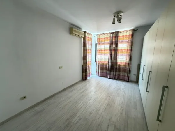 Tirane, jepet me qera apartament 2+1 Kati 9, 120 m² 850 € (bulevardi zogu i pare)