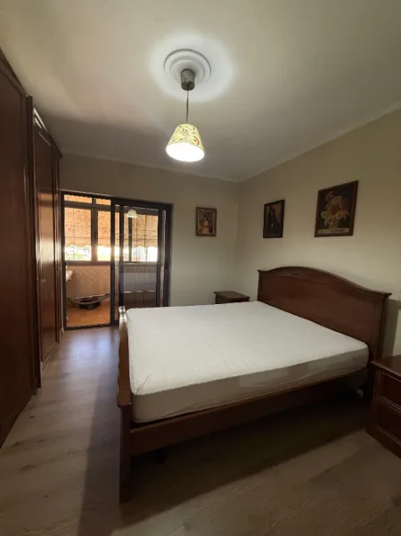 Tirane, jepet me qera apartament 2+1+Ballkon Kati 4, 87 m² (Qender, Rruga Fortuzi)