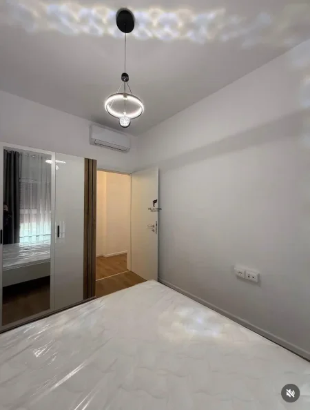 Tirane, jepet me qera apartament 1+1 Kati 7, 60 m² 420 € (ALI DEMI)