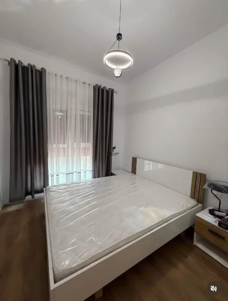 Tirane, jepet me qera apartament 1+1 Kati 7, 60 m² 420 € (ALI DEMI)