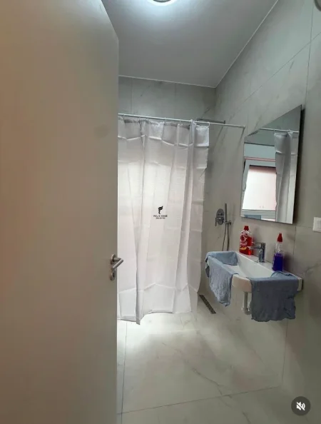 Tirane, jepet me qera apartament 1+1 Kati 7, 60 m² 420 € (ALI DEMI)