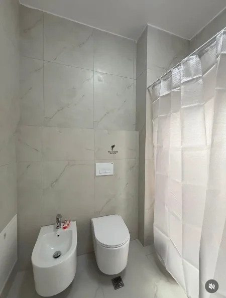 Tirane, jepet me qera apartament 1+1 Kati 7, 60 m² 420 € (ALI DEMI)