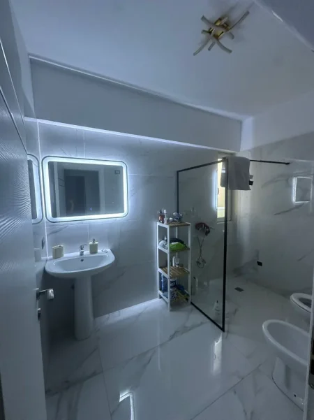 Tirane, jepet me qera apartament 2+1 Kati 2, 880 € (Liqeni i Thatë)
