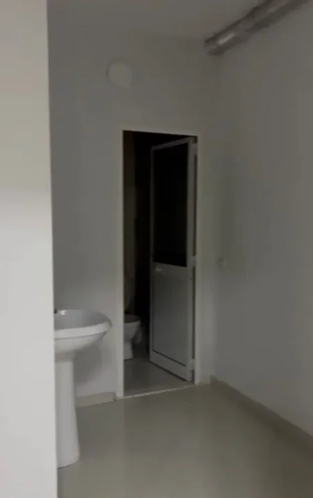 Tirane, jepet me qera zyre Kati 1, 160 m² 2.000 € (YZBERISHT)