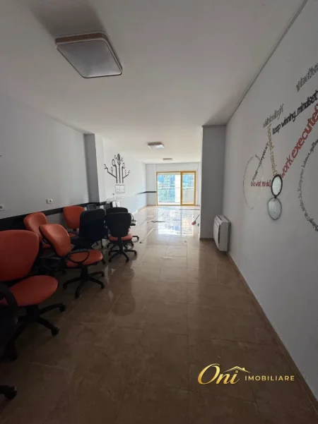 Tirane, jepet me qera zyre Kati 8, 175 m² 2.500 € (BLLOK)