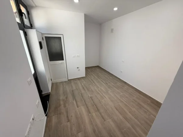 Tirane, jepet me qera ambjent biznesi Kati 1, 750 € (Tregu Elektrik)